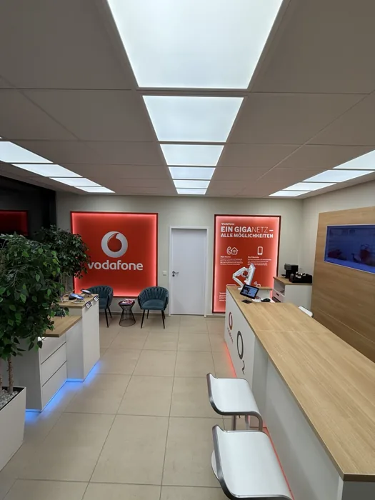 Innenraum des Vodafone Partnershops Dachau mit Beratungstheke und Sitzplätzen